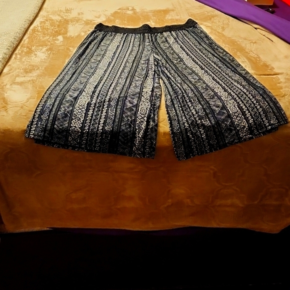 Black Capri length, wide leg pants - Picture 1 of 4